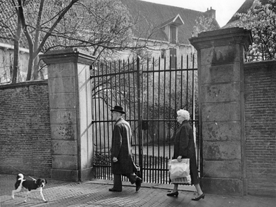 847724 Gezicht op een scheefgezakte tuinmuur bij het pand Kortegracht 26 te Amersfoort, voor de restauratie.